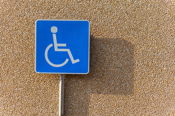 lugar de estacionamento handicap na loja espaço de dia ensolarado para texto acessível
 - Foto, Imagem