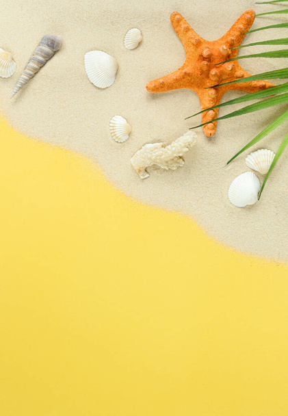 tropische Palmenblätter, Muscheln auf Sand und gelbem Hintergrund. Reiseurlaubskonzept. Sommer-Hintergrund - Foto, Bild