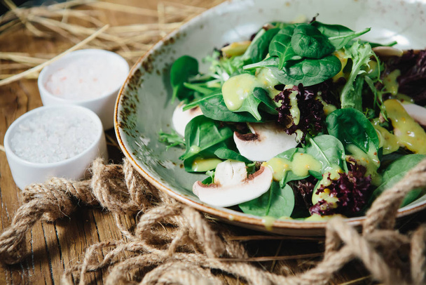 Frischer grüner Salat mit Spinat, Rucola, Romain und Salat - Foto, Bild