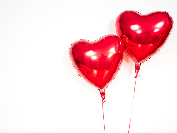 red heart shaped balloon on white background - Foto, immagini