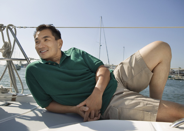muž relaxační na plachetnici - Fotografie, Obrázek