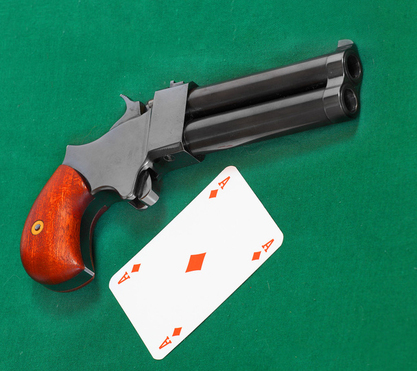 όπλο και άσσο κάρτα - Φωτογραφία, εικόνα