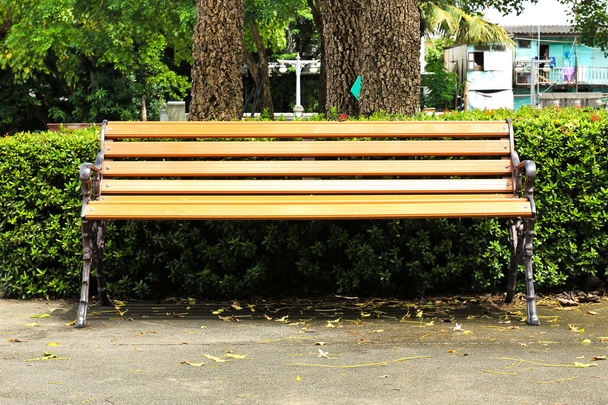 деревянная скамейка в городском парке - Фото, изображение