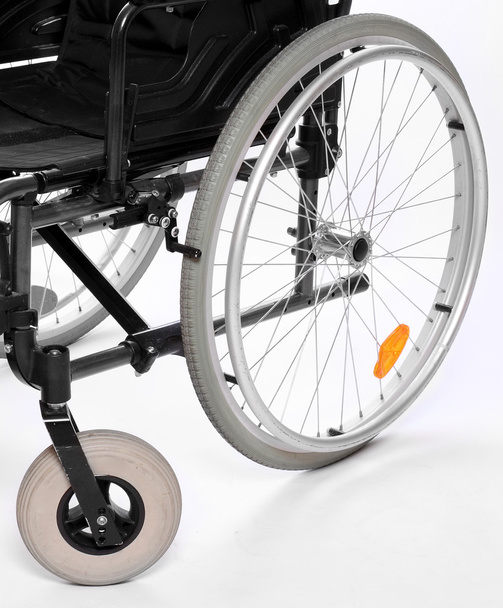 Vammaistuolin pyörien lähikuva
 - Valokuva, kuva