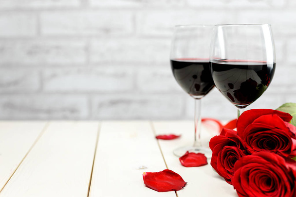 A glasses of wine and roses - Foto, Imagen
