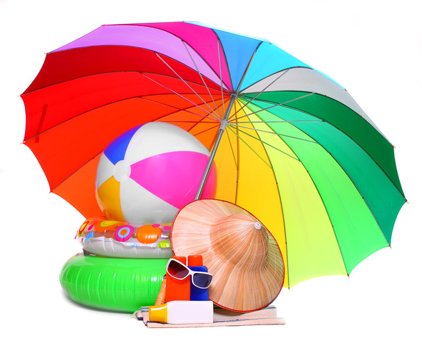 Equipo de protección UV, loción solar y juguetes acuáticos flotantes
 - Foto, imagen