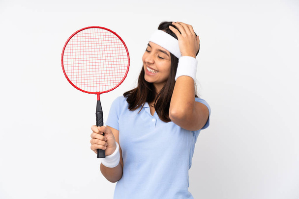 Młoda badminton gracz kobieta na odizolowanym białym tle uśmiechając się dużo - Zdjęcie, obraz