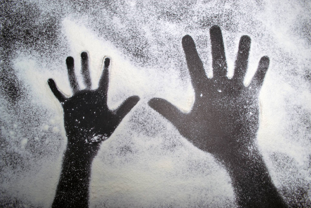 Achtergrond zwarte voetafdruk van de hand van een kind - Foto, afbeelding