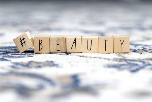 Деревянные кубики с хэштегом и словом "красота", концепция социальной сети
 - Фото, изображение
