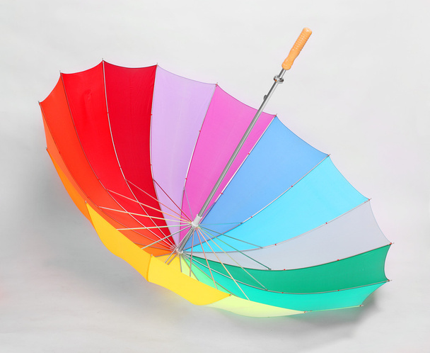 Guarda-chuva arco-íris na praia
 - Foto, Imagem