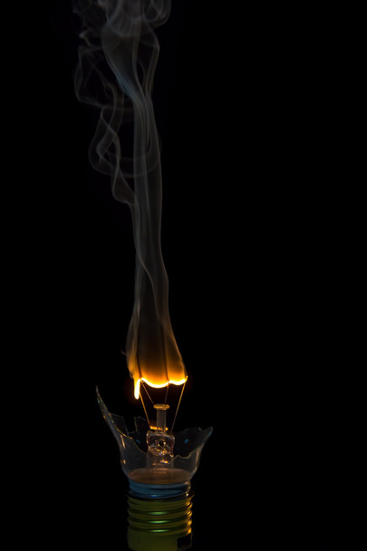 Broken light bulb burn out with flame - Φωτογραφία, εικόνα