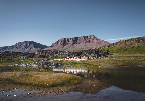 Greenland, August 2019: View towards arctic research station Arctic Research Station in Qeqertarsuaq, Disko Island in Greenland. Owned and ran by University of Copenhagen. - Foto, imagen