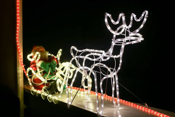 Weihnachtsmann-Dekoration in der Nacht - Foto, Bild