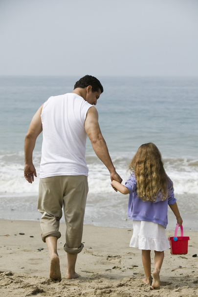 Otec a dcera kráčí po pláži - Fotografie, Obrázek