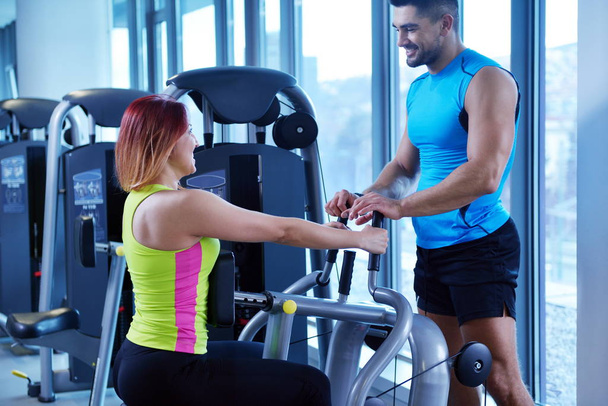 Attraktives Paar im Fitnessstudio sieht glücklich aus - Foto, Bild