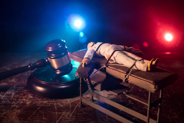 Κρατούμενος χειροπέδες σε θάνατο με θανατηφόρα ένεση, φιαλίδιο με εγκαταστημένες και σύριγγα πάνω σε ένα τραπέζι, εννοιολογική εικόνα - Φωτογραφία, εικόνα