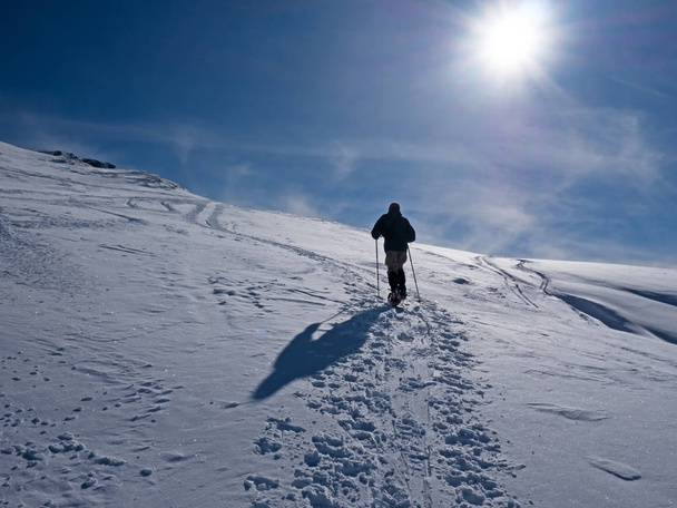 winter landscape in the alps with snowshoers - Zdjęcie, obraz