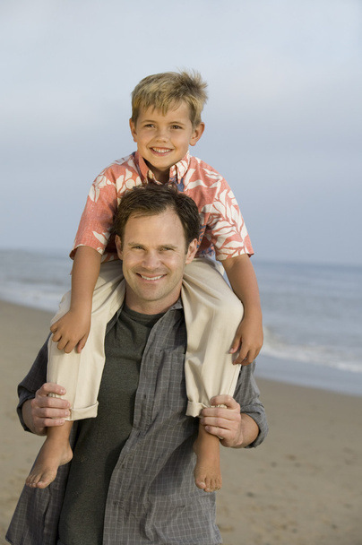 Father with Son on Shoulders at Beach - Foto, imagen