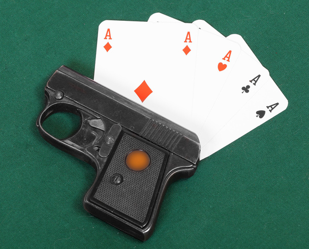 Cartão de arma e ás
 - Foto, Imagem