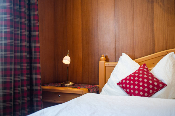 居心地の良いベッドルームの赤い枕の高さ - 写真・画像