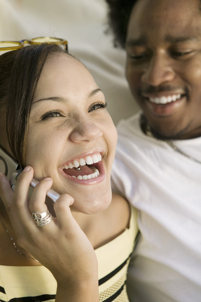 携帯電話のカップル笑う女性 - 写真・画像