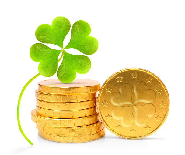 Moedas em euros douradas com trevo de quatro folhas
 - Foto, Imagem