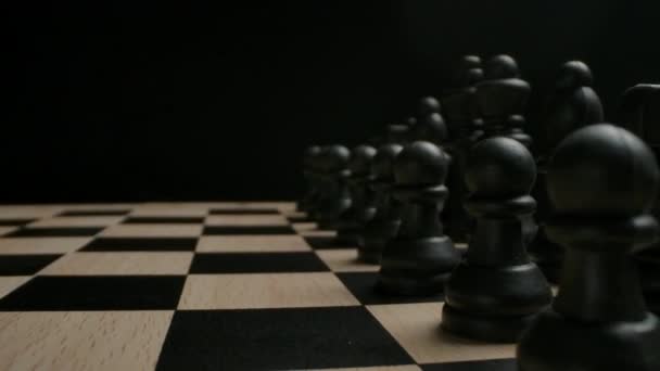 Zwarte schaakstukken in startpositie klaar om te spelen concept. - Video