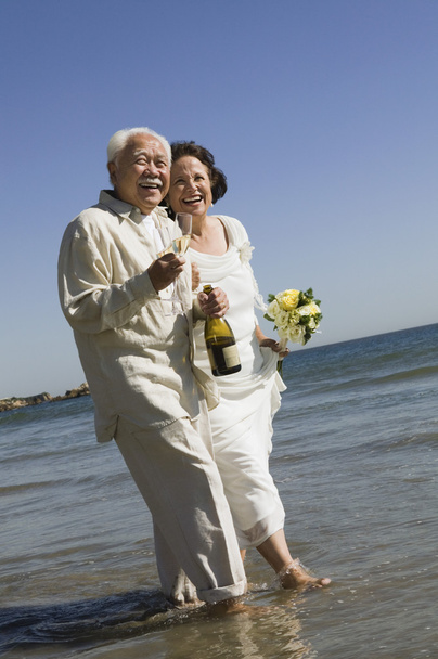 Senior Newlyweds Walking in Ocean - Φωτογραφία, εικόνα