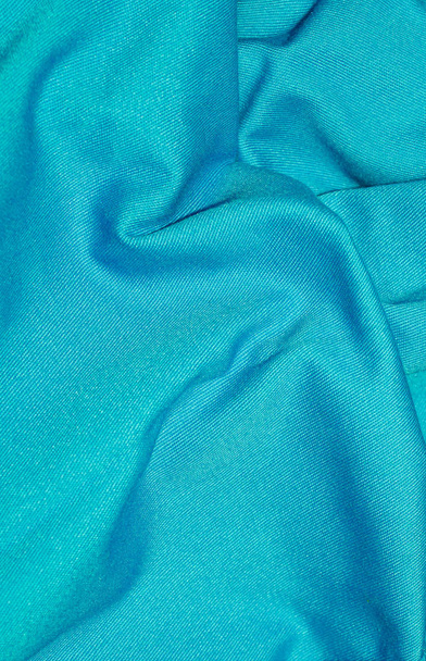 Gefalteter blauer Stoff mit sichtbarer Textur - Foto, Bild