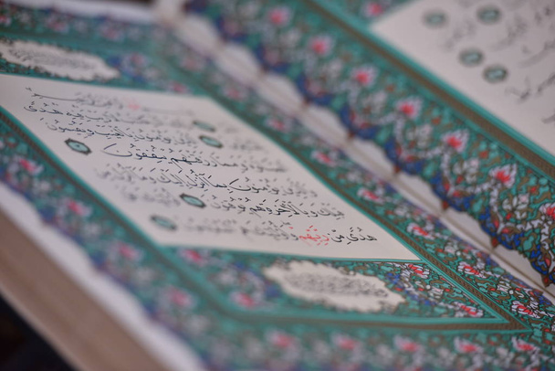 Сараєво, Боснія і Герцеговина, жовтень 2020. Коран у мосі. - Фото, зображення
