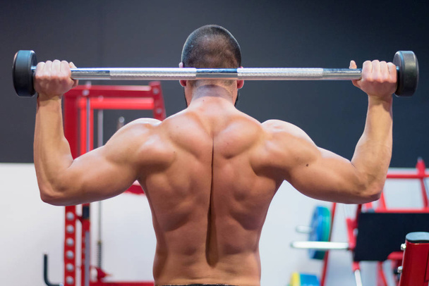 Modèle de remise en forme Homme posant dans la salle de gym. bel homme avec grand muscl - Photo, image