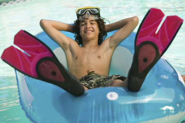 Teenager entspannen im Schwimmbad - Foto, Bild