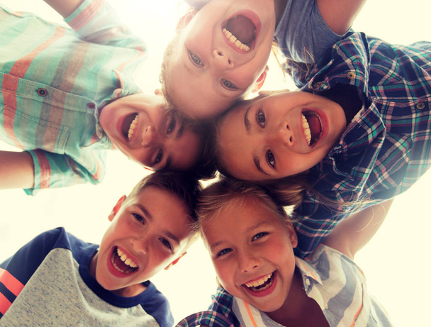 grupo de niños felices rostros en círculo
 - Foto, imagen