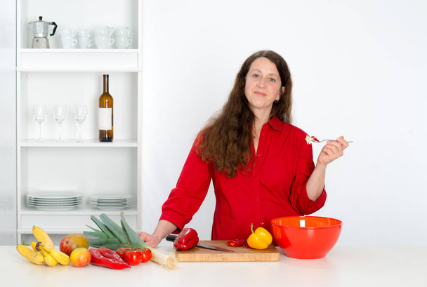 woman with long dark hair eating salad - Foto, immagini
