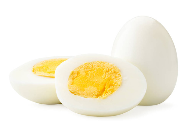 Haşlanmış yumurta ve iki yarım porsiyon beyaz şarap. İzole edilmiş - Fotoğraf, Görsel