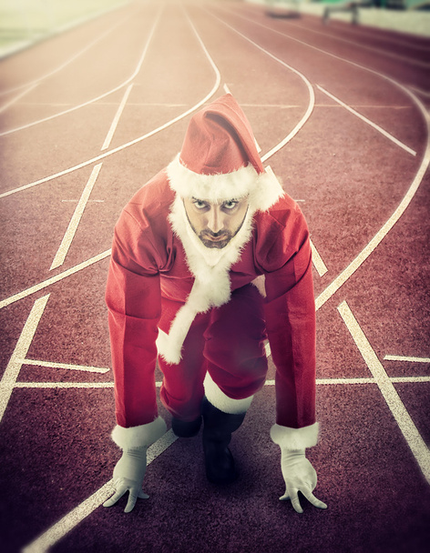 Papai Noel na posição inicial em uma pista de corrida
 - Foto, Imagem
