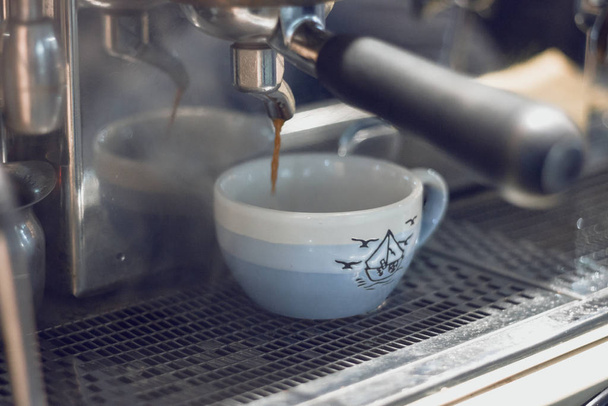 Taza de café y máquina
 - Foto, imagen
