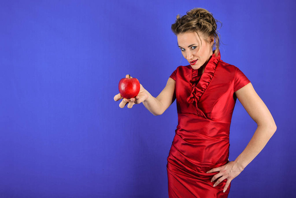 blonde woman with apple - Foto, Bild