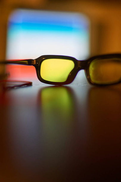 gafas para la visión están sobre la mesa
 - Foto, imagen