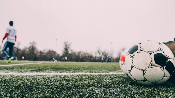 Les hommes jouent au football, attaquant court avec le ballon, flou déconcentré sport image de fond
 - Photo, image
