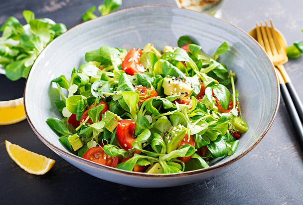 Taze salata domates, avokado, mısır salatası ve chia tohumu. Sağlıklı gıda konsepti. Vejetaryen / vejetaryen mutfağı. Beslenme yemeği.. - Fotoğraf, Görsel