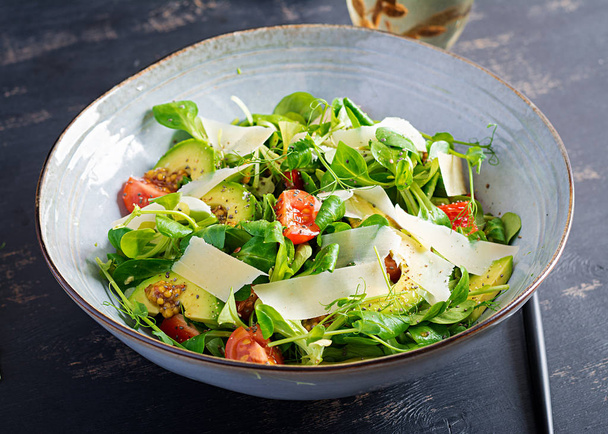 Gezonde salade van verse groenten - tomaten, avocado, maïs sala - Foto, afbeelding