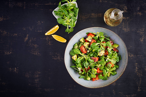 Taze salata domates, avokado, mısır salatası ve chia tohumu. Sağlıklı gıda konsepti. Vejetaryen / vejetaryen mutfağı. Beslenme yemeği. Üst görünüm, genel görünüm - Fotoğraf, Görsel