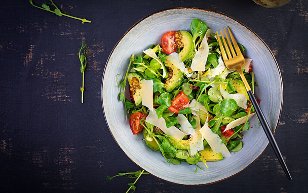 Salade fraîche tomate, avocat, salade de maïs, graines de chia et parmesan. Concept d'alimentation saine. Cuisine végétarienne. Nourriture diététique. Vue de dessus, vue aérienne
 - Photo, image