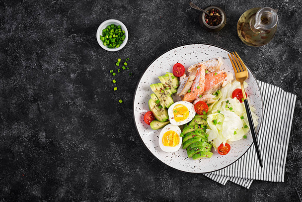 Кетогенна дієта, сніданок. Яйця, риба і авокадо, салат і насіння. Низький кислий сніданок. Keto / paleo menu. Верхній вид, плоский - Фото, зображення