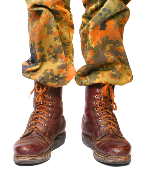 żołnierz nogi w stare buty walki spadochroniarzy armii - Zdjęcie, obraz