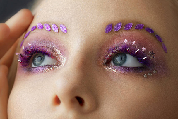 Yeux féminins avec maquillage violet. Beaux cils et sourcils allongés
. - Photo, image