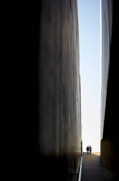 Spacer do światła między dużymi murami w Vila Nova de Foz Muzeum Archeologii Coa. - Zdjęcie, obraz