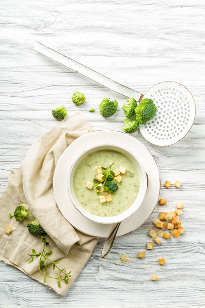 fresh broccoli soup with croutons and herbs - Foto, Imagem