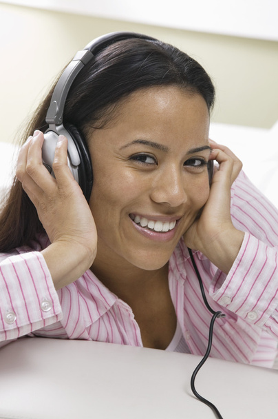 Woman Listening to Music - Zdjęcie, obraz